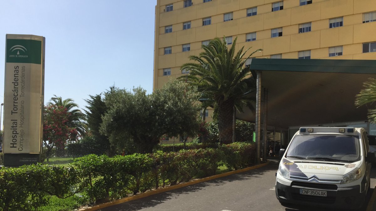 Patrullas de la Policía Nacional a las puertas de Torrecárdenas