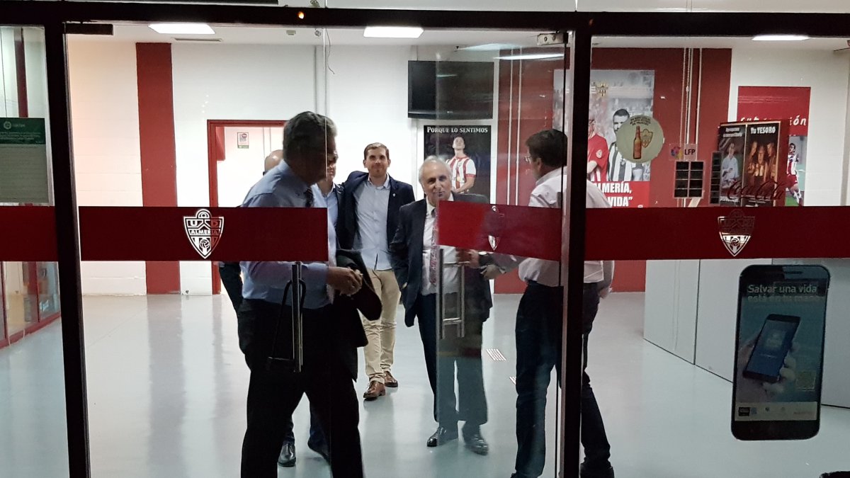 Alfonso García saliendo del club el domingo por la noche tras la reunión de urgencia.