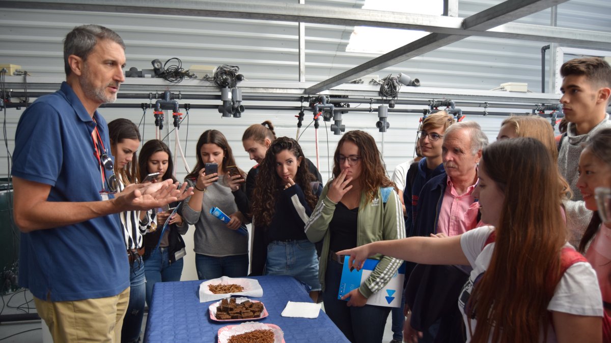 El investigador Fernando García Barroso con estudiantes en una degustación de insectos.