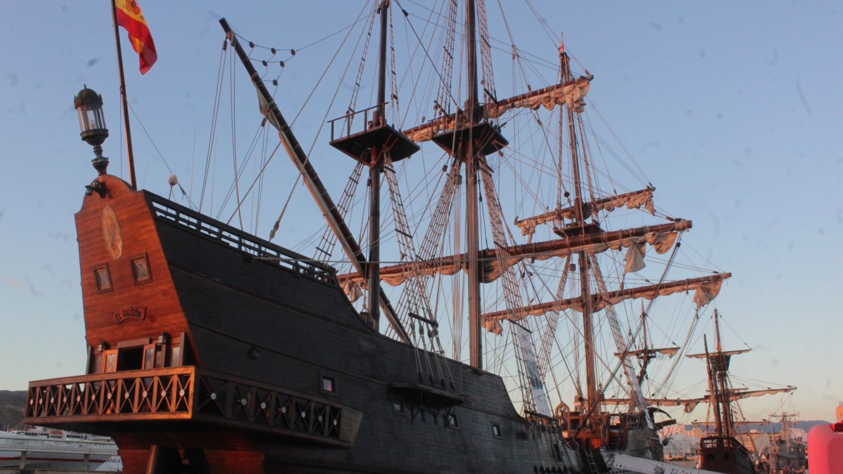 El Galeón Andalucía y la Nao Victoria, réplicas de los siglos XVI-XVII, atracados en el Muelle de Levante del Puerto de Almería.