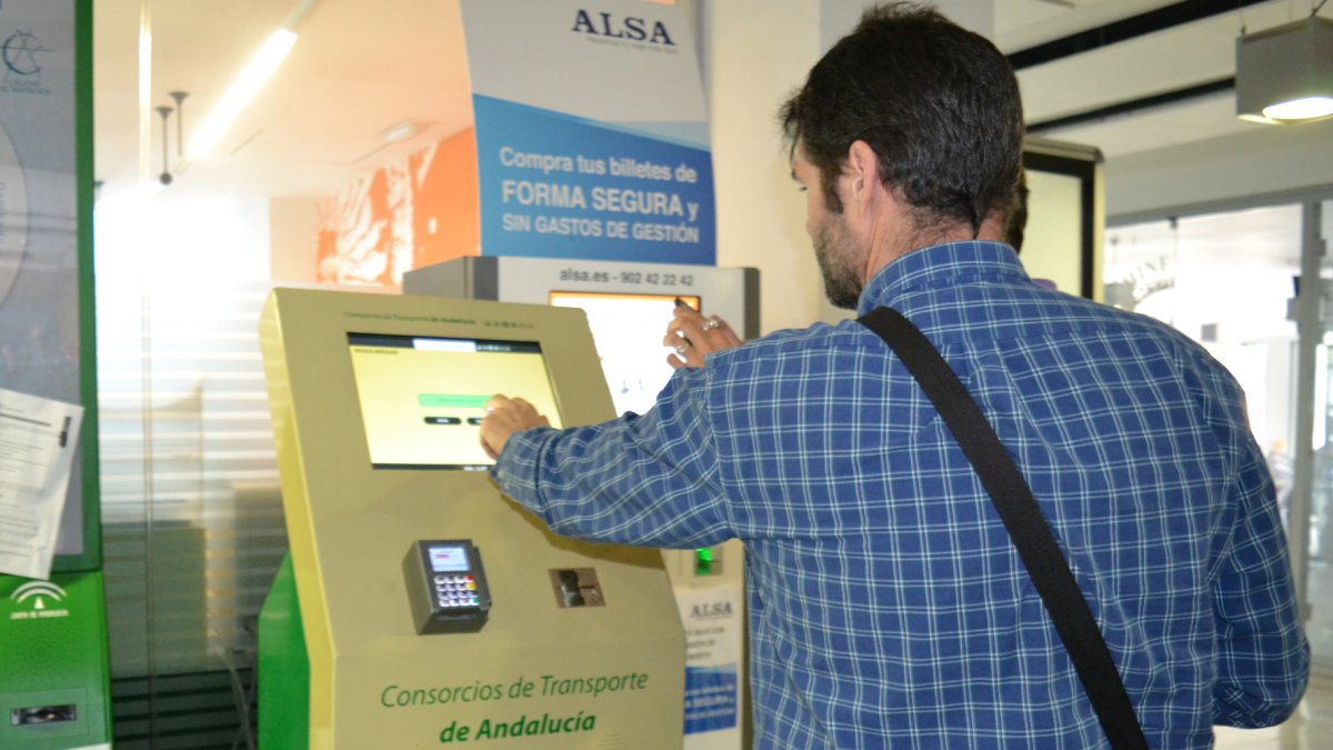 Un usuario utilizando la nueva máquina de recarga instalada en el campus.