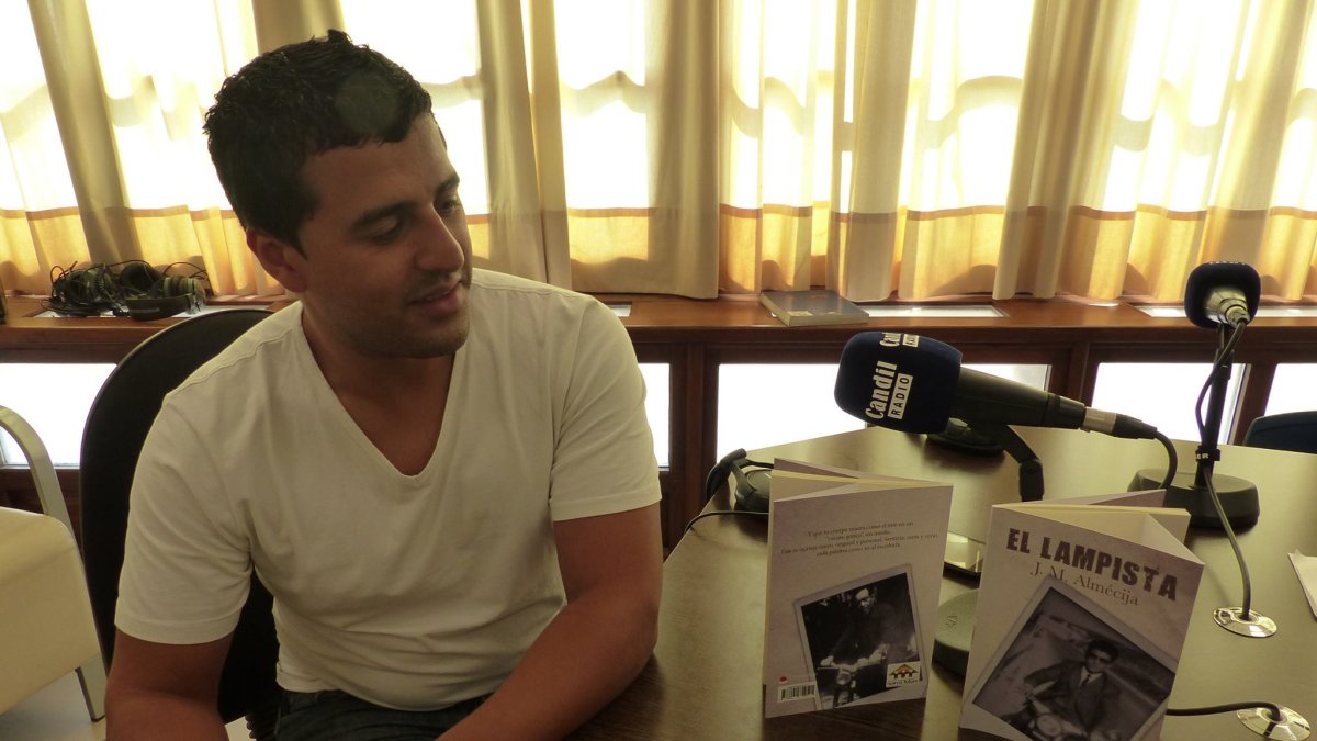 J,M. Almécija con su poemario El lampista.