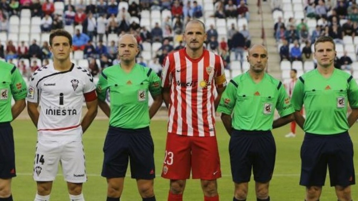Soriano capitán del Almería en el Carlos Belmonte.