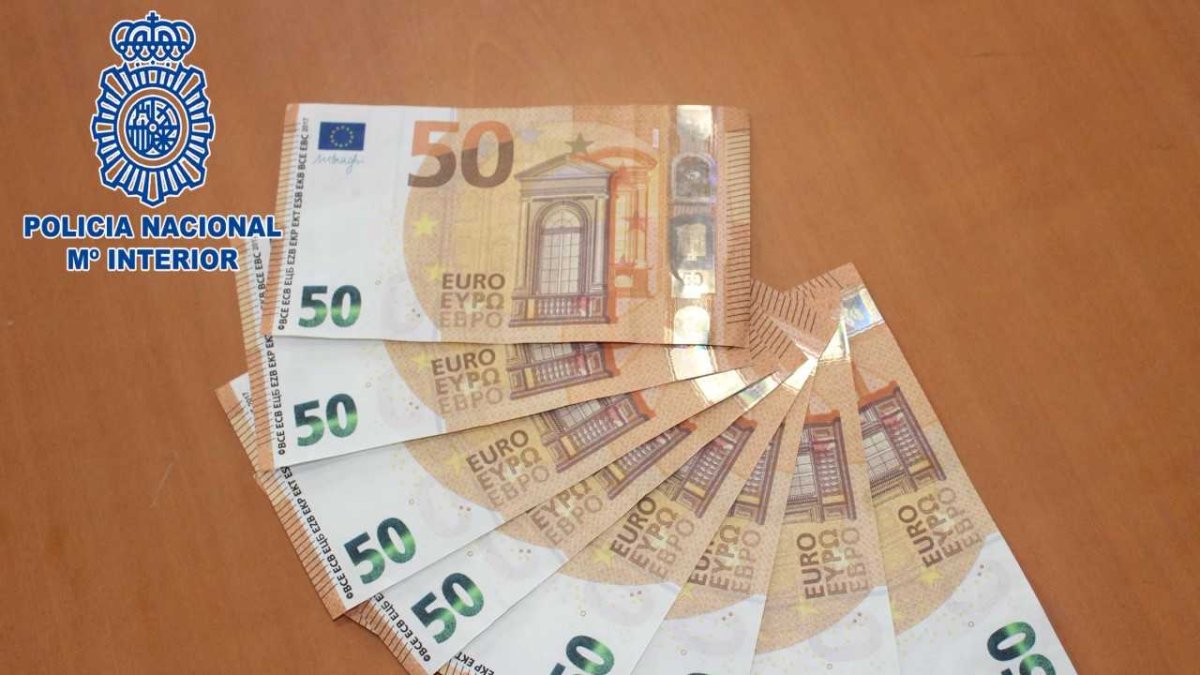 Los agentes le incautaron ocho billetes de cincuenta euros.