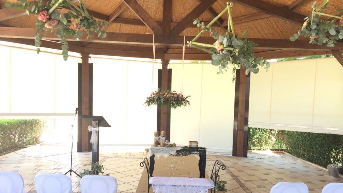 Carpa habilitada para la celebración de una ceremonia civil en Jardines la Tejera