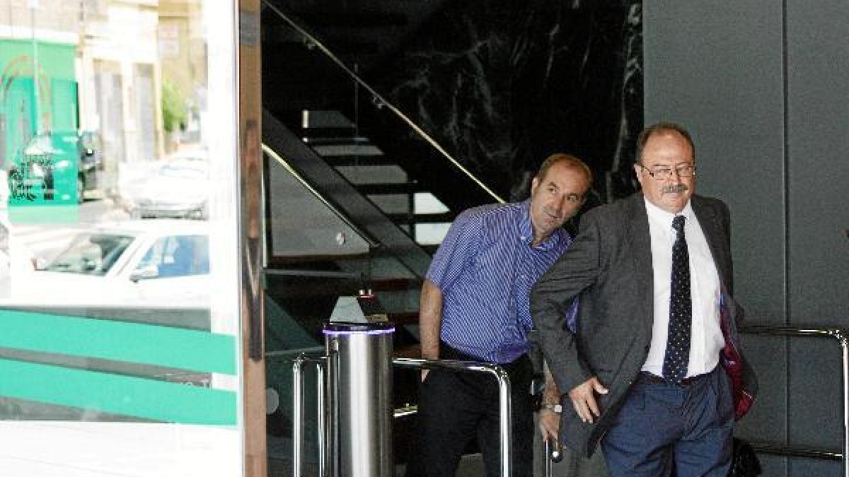 Luis Pérez Montoya sale de los juzgados tras declarar en la fase de instrucción