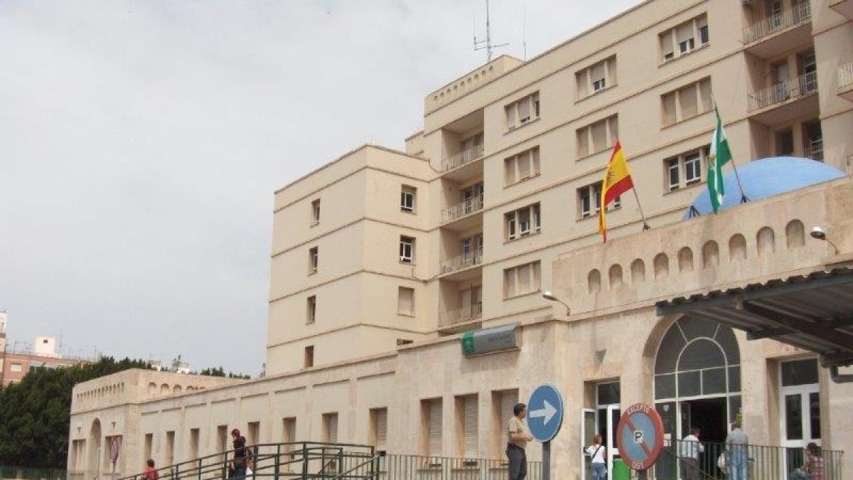 Acceso al Centro Periférico de Especialidades Bola Azul.