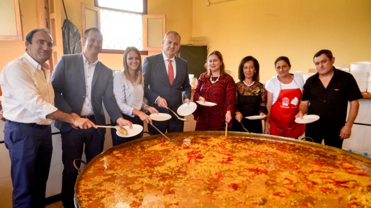 Exquisita y suculenta la paella que con tanto cariño prepararon a los mayores.