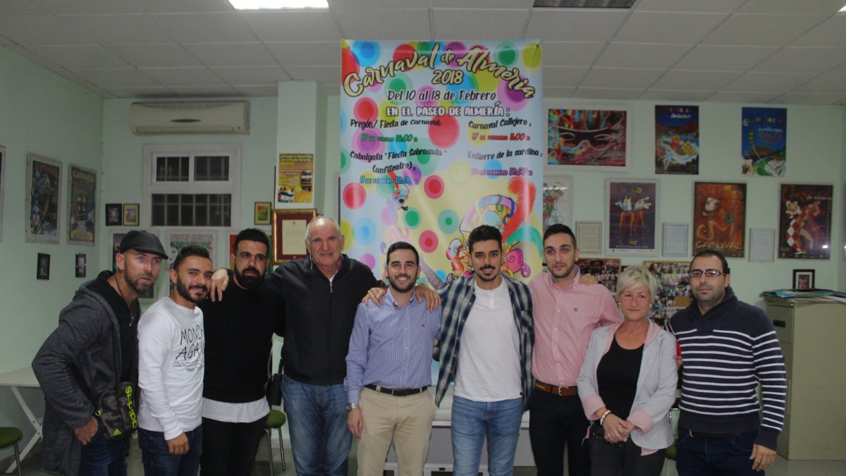 El concejal de Cultura, Carlos Sánchez; junto al presidente de FEMACA, Nicolás Castillo; el autor del cartel, Francisco Javier Martínez; y distintos