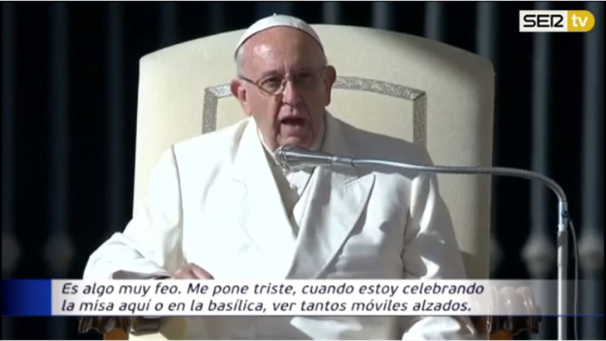 El Papa Franscico reconoce que no le gusta ver tanto móvil en sus misas.