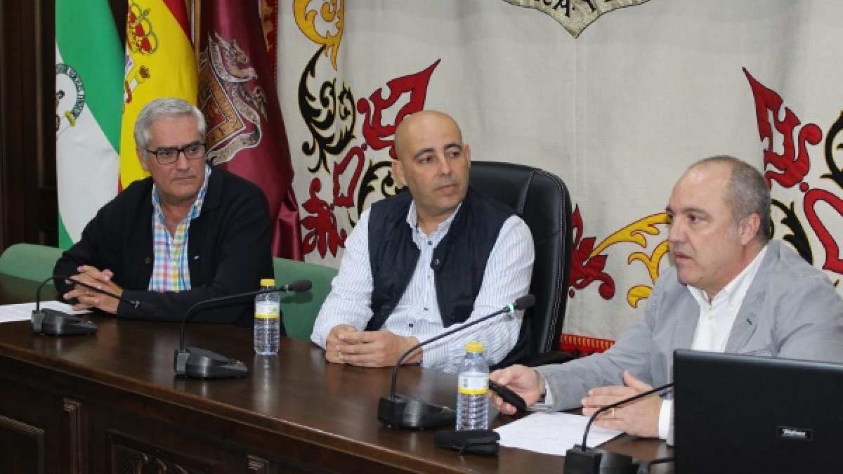 El alcalde con el edil de Urbanismo y el representante de la empresa encargada del plan.