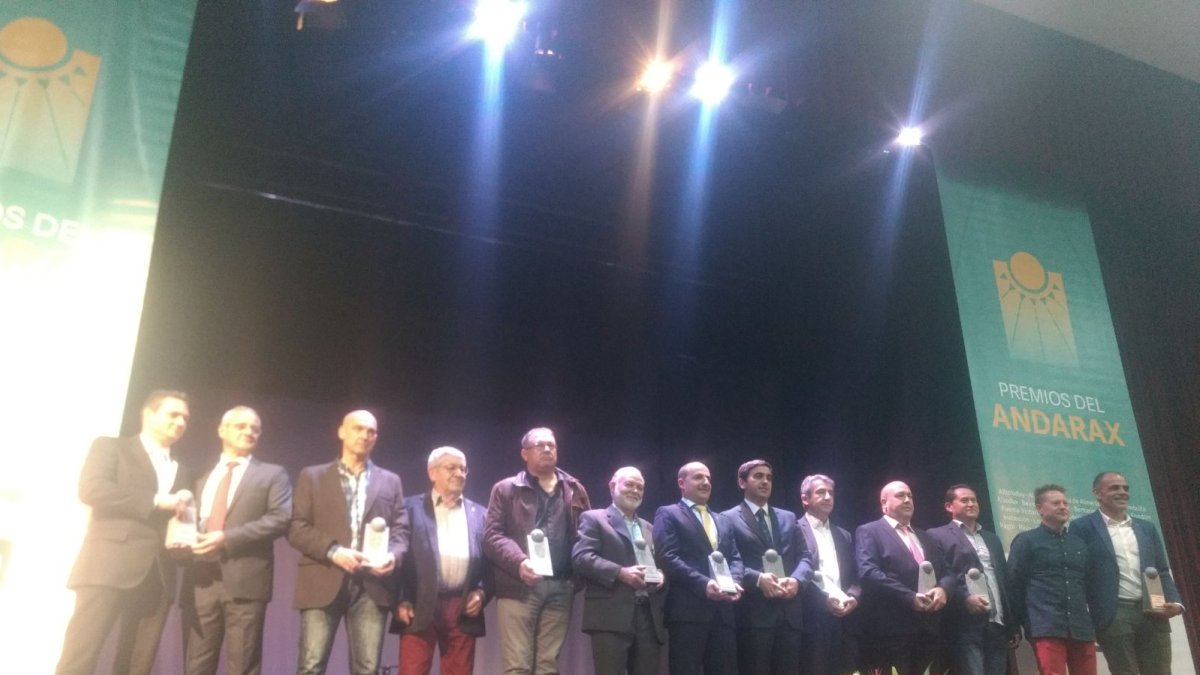 Foto de familia de los galardonados con representantes de La Voz de Almería.
