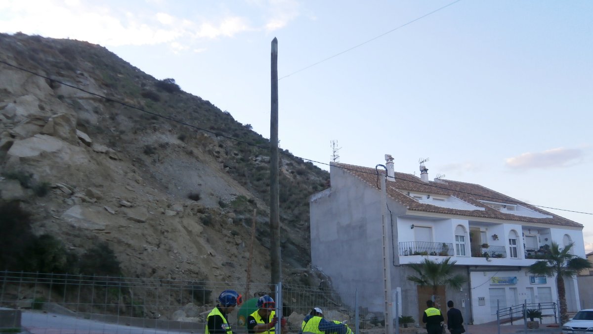 Operarios junto al cerro días después del desprendimiento que provocó evacuaciones.