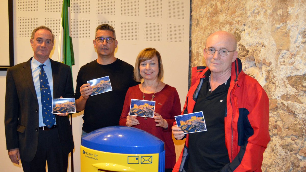 Presentación de la tarjeta postal ilustrada con una imagen de la Alcazaba de Domingo Leiva (derecha).