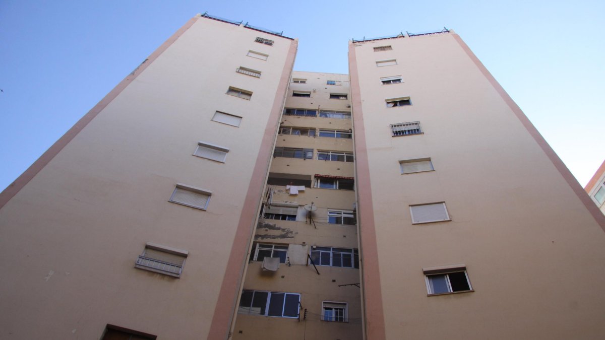 Los bajaron seis plantas por la fachada de este edificio en 2010