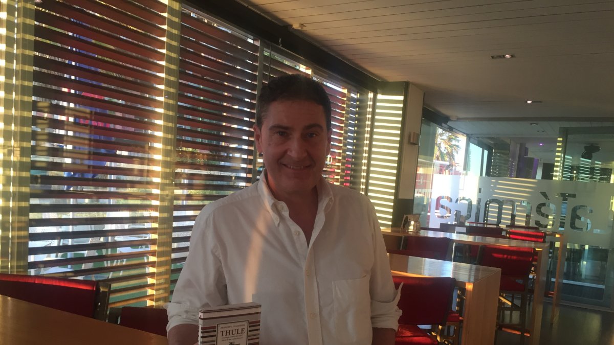 El crítico y ensayista con un ejemplar de Thule.