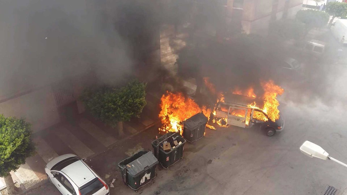 Momento del incendio del vehículo robado.