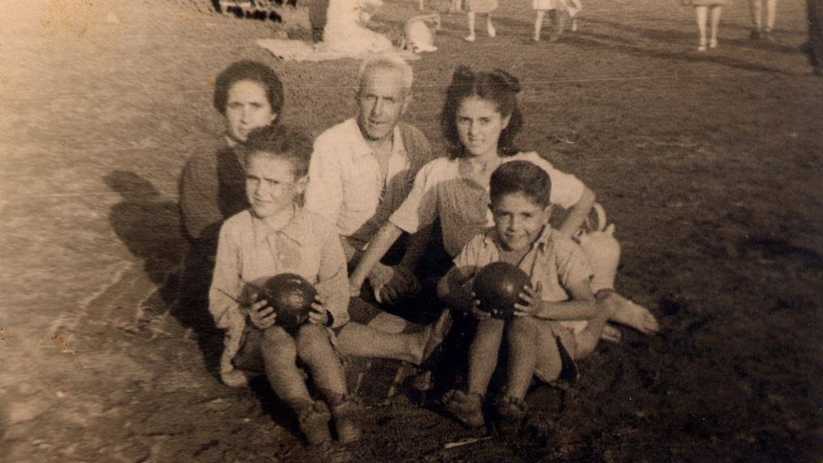 Imagen extraída del álbum familiar con Miguel Francisco, Ana Ayala y sus hijos, Sebastián entre ellos.