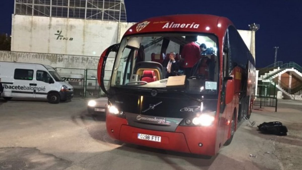 La expedición del Almería poco antes de salir del Carlos Belmonte rumbo a Almería.