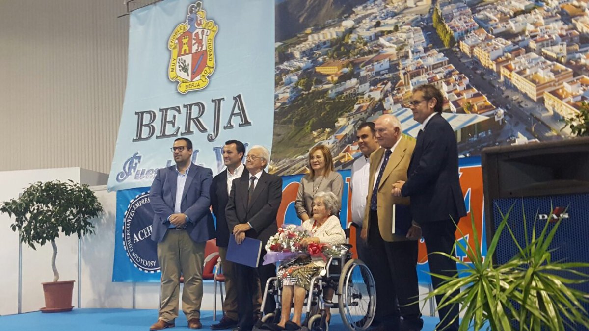Imagen de los homenajeados con representantes municipales y de Acehber. Foto: Berja Digital