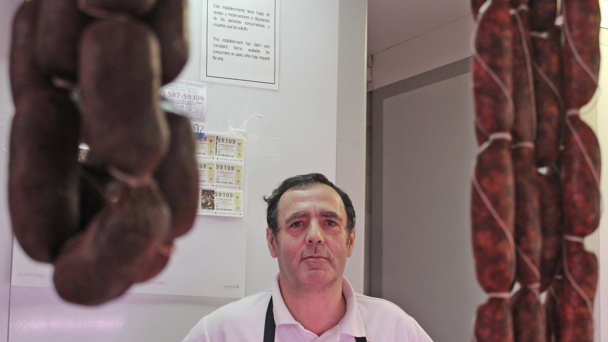 Luis Pardo empezó a trabajar en 1972 en la barraca de su padre y ahora es uno de los más antiguos de la Plaza.