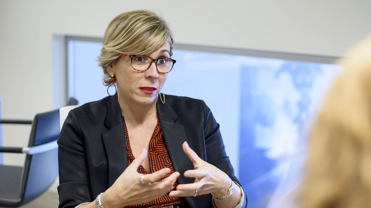 María José Flores durante la entrevista en el concesionario Vera Import de Huércal de Almería .