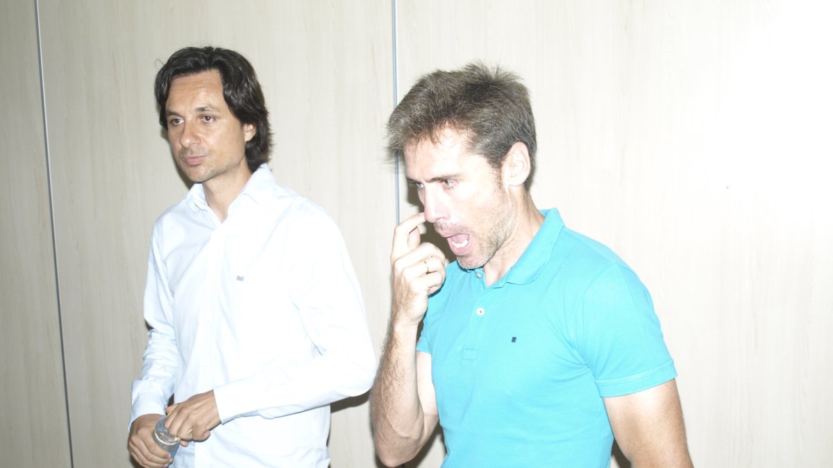 Alfonso quiere a Corona en el banquillo y el director a Ibán Andrés.