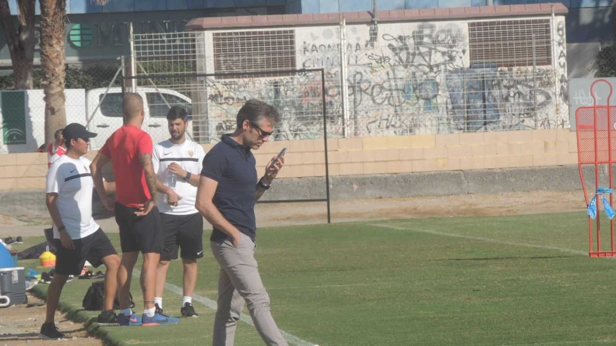 Miguel Corona viendo a sus muchachos matando moscas en el campo de la Vega.