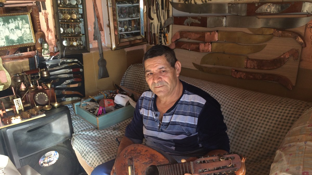Ramón en su taller, con su apreciada bandurria, una pieza única construida por los Hermanos Moya en 1895.