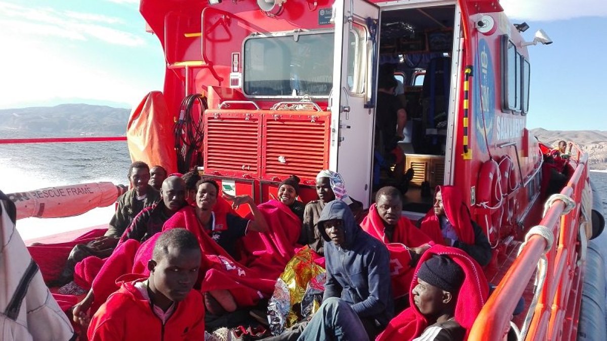 Ocupantes de una de las pateras rescatadas durante las últimas horas en el Mar de Alborán durante su traslado a Almería.