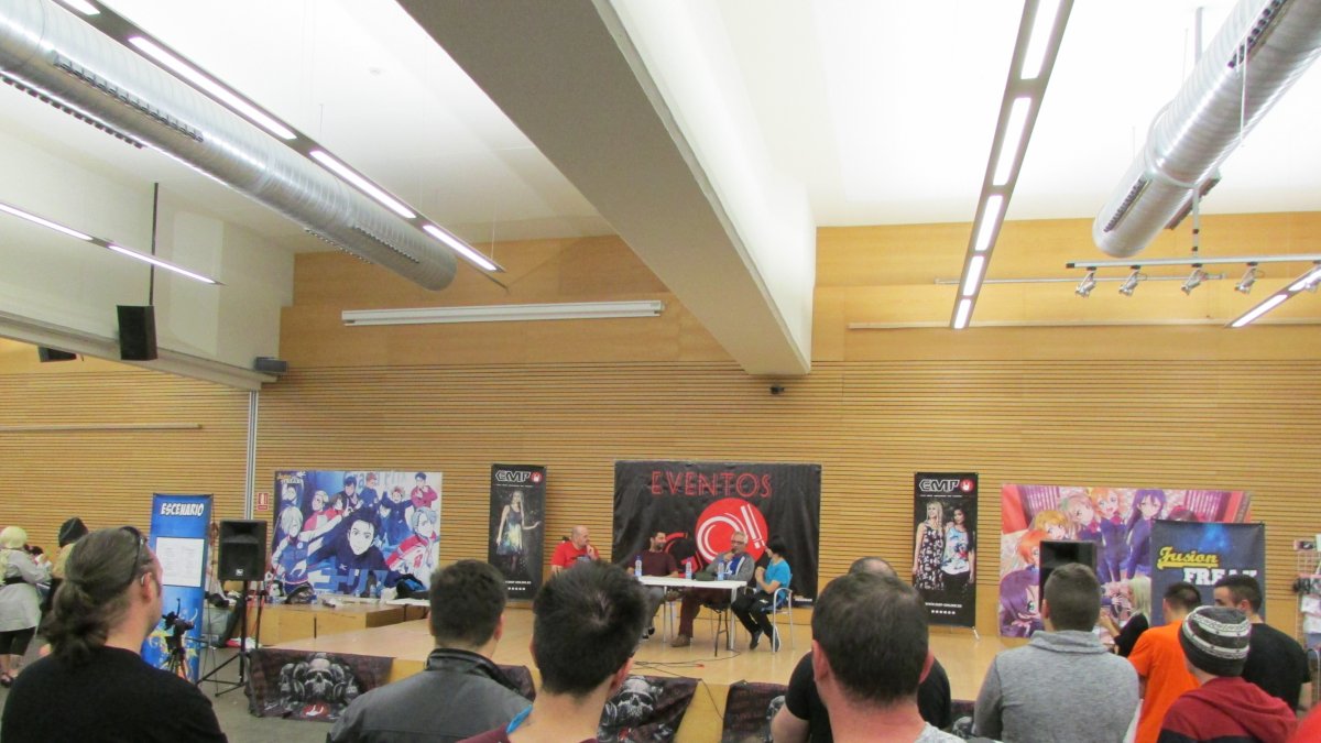 Decenas de aficionados se concentraron alrededor del escenario central de AlmeríaGo! para presenciar la charla de los dobladores de la popular serie