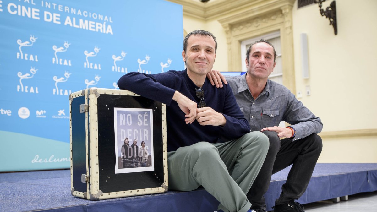 Lino Escalera y Damián París, con el cartel del filme.