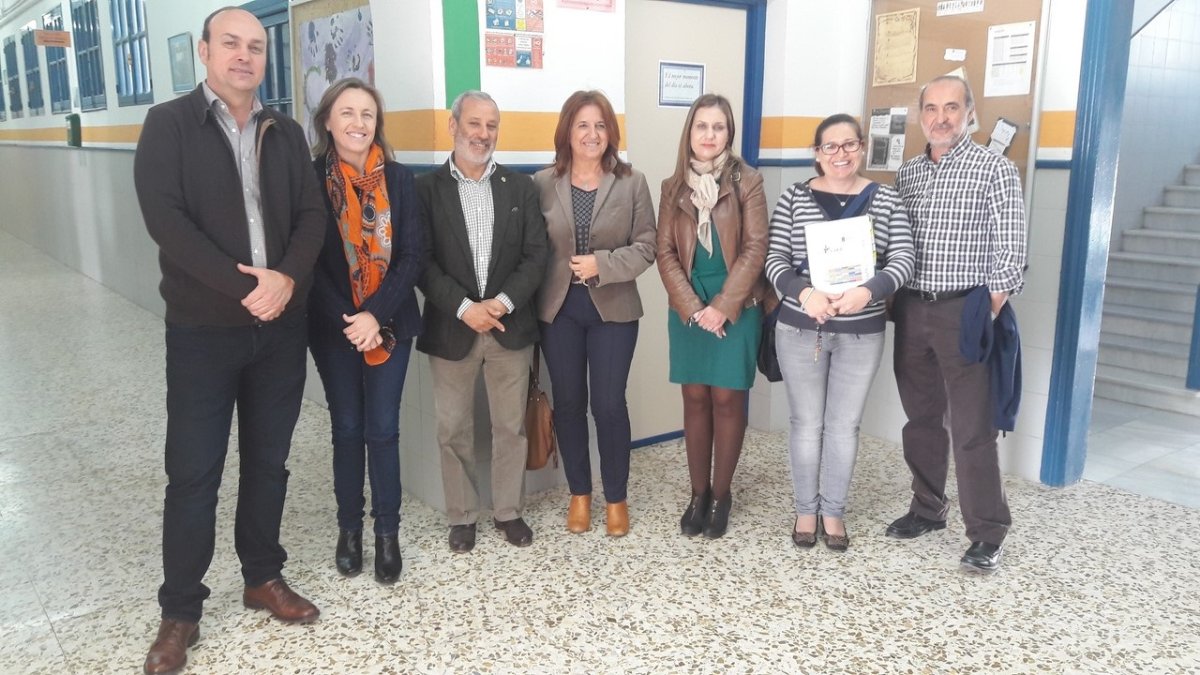 Visita de la delegada de Educación al IES?Alyanub con las autoridades locales.