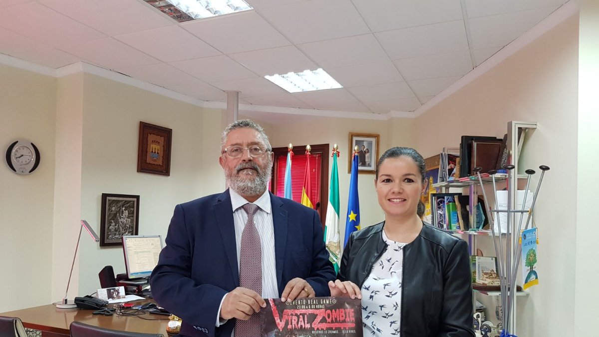 El alcalde y la técnico de Cultura presentando el evento.