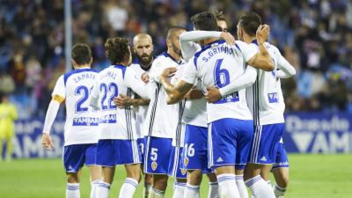 Los jugadores del Real Zaragoza celebrando un gol.