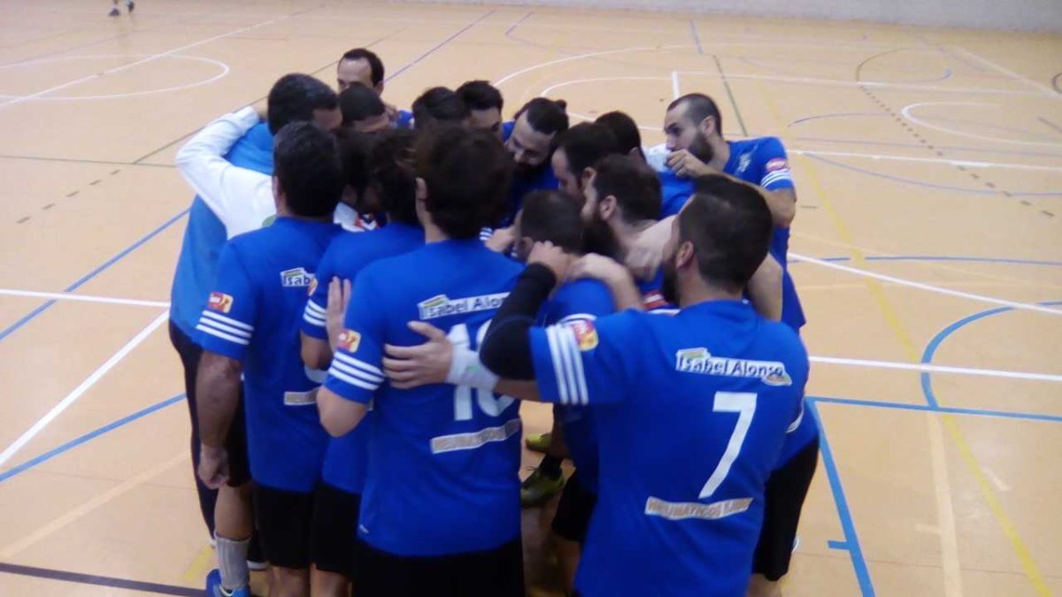 Los jugadores azulinos preparados para saltar a la pista.