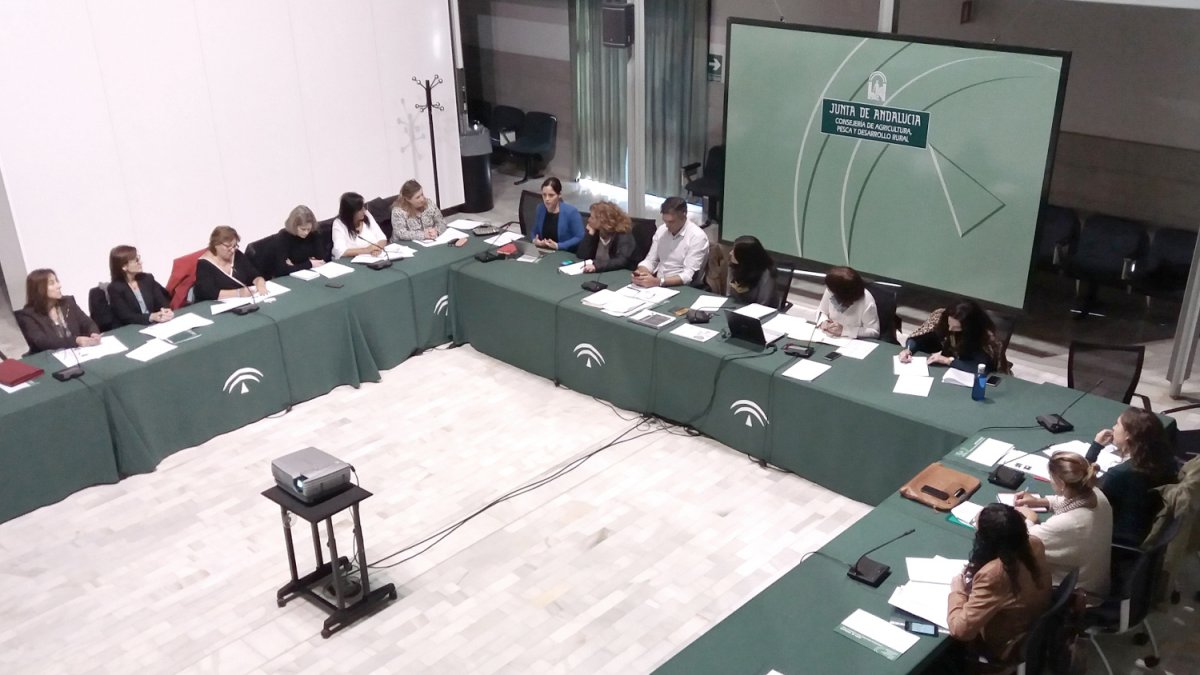 Mesa de trabajo para lograr la igualdad real entre hombres y mujeres en el campo.