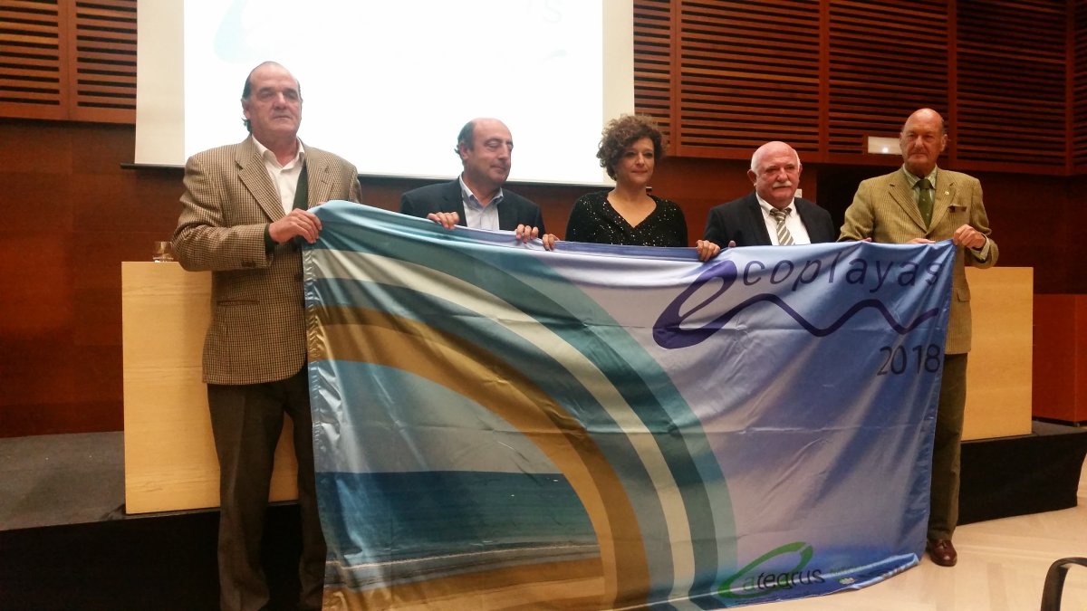 Francisca García Carretero recoge la nueva bandera para El Playazo de Vera.