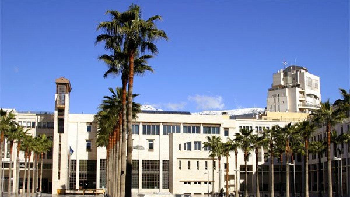 Plaza Mayor de El Ejido, con el Ayuntamiento al fondo.