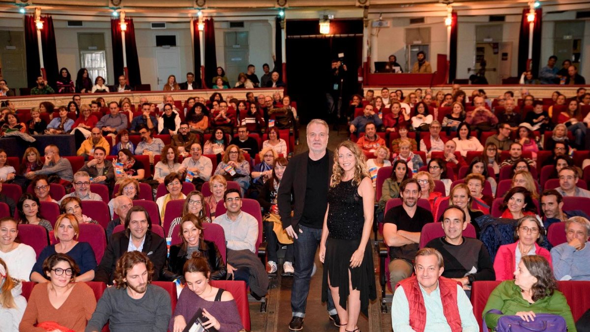 Andrés M. Koppel, director y guionista de La niebla y la doncella, junto a la actriz Sanny van Heteren durante la presentación en el Cervantes del