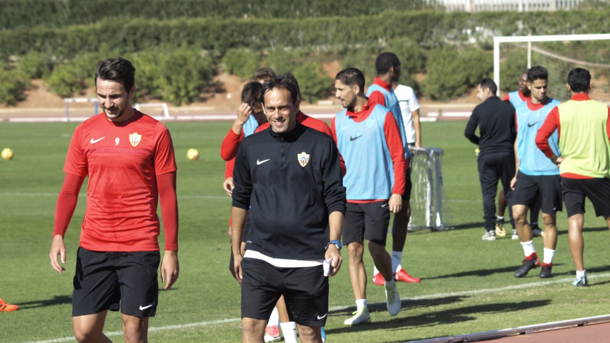Fran Fernández camino del Estadio con la plantilla.