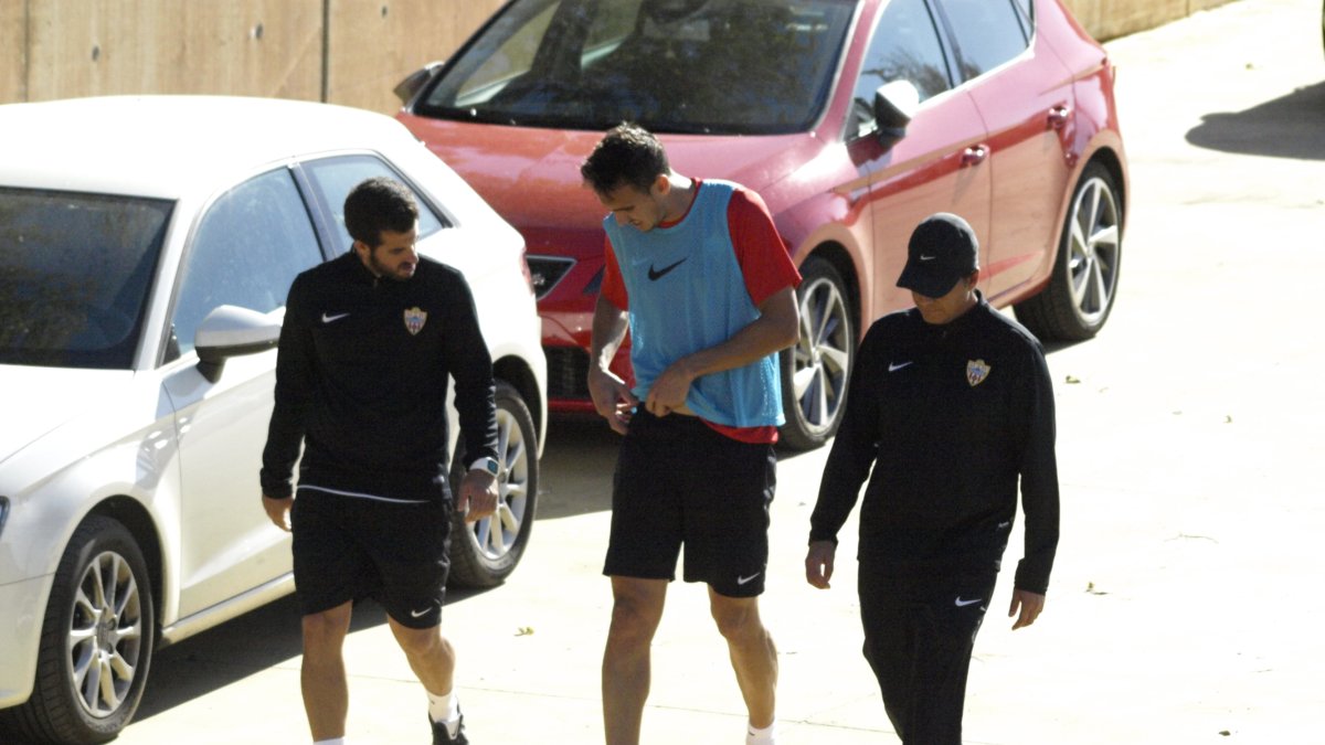 Caballero se toca la zona afectada junto al doctor.
