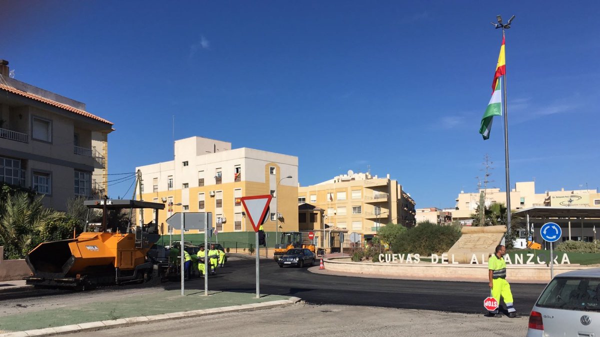 Obras de asfaltado en la glorieta de entrada a Cuevas.