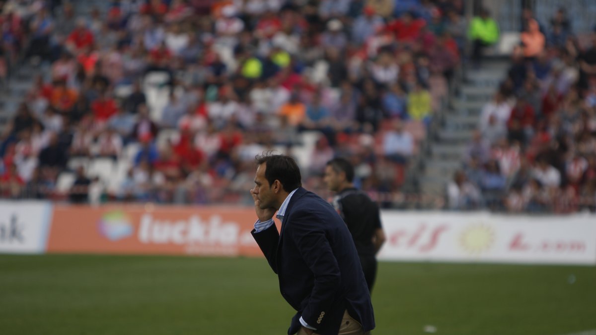Fran Fernández dirigiendo al Almería frente al Huesca.