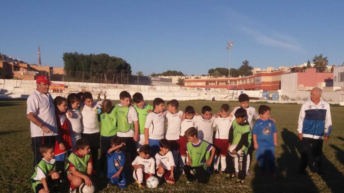 Los primeros alumnos de la escuela ultrista.