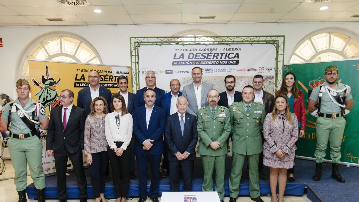 Foto de familia de los representantes de las instituciones, este miércoles en la Diputación de Almería.