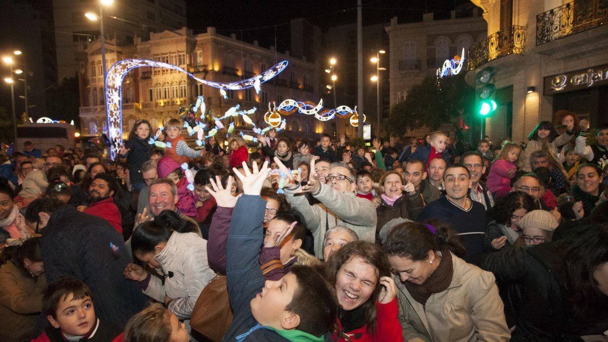 Los pequeños y no tan pequeños se disputan los caramelos de la Cabalgata de Reyes.