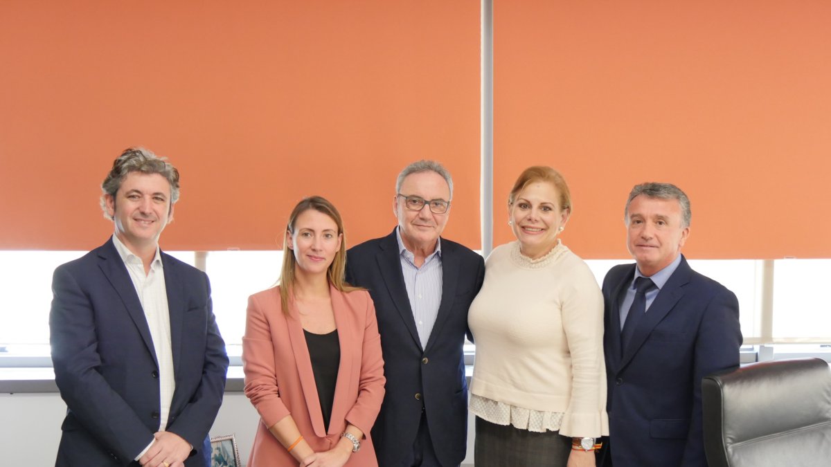 La primera dama de Miami, junto a directivos de Cosentino y de Castillo de Tabernas
