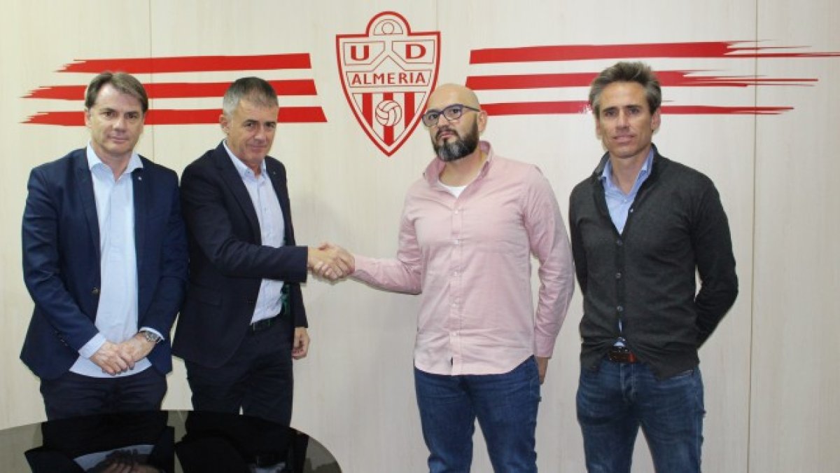 Lucas Alcaraz nada más firmar con el Almería.