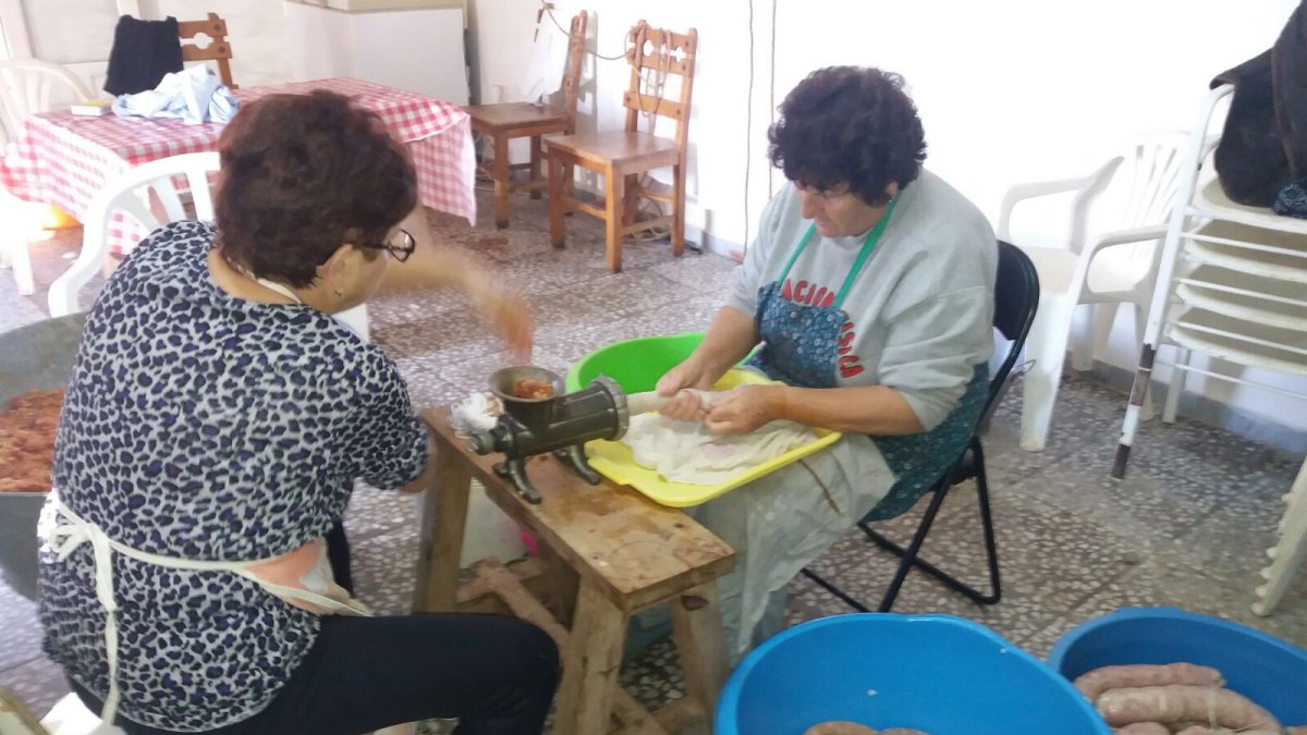 Rellenando los embutidos al estilo tradicional.